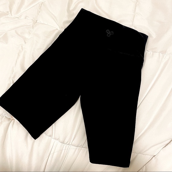 Aritzia 9 inch Bike Shorts - Picture 4 of 4